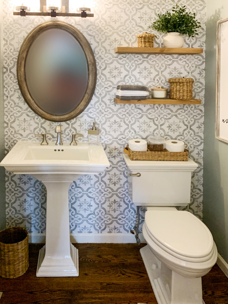 На фото: туалет в стиле неоклассика (современная классика) с галечной плиткой, серыми стенами, раковиной с пьедесталом и обоями на стенах с