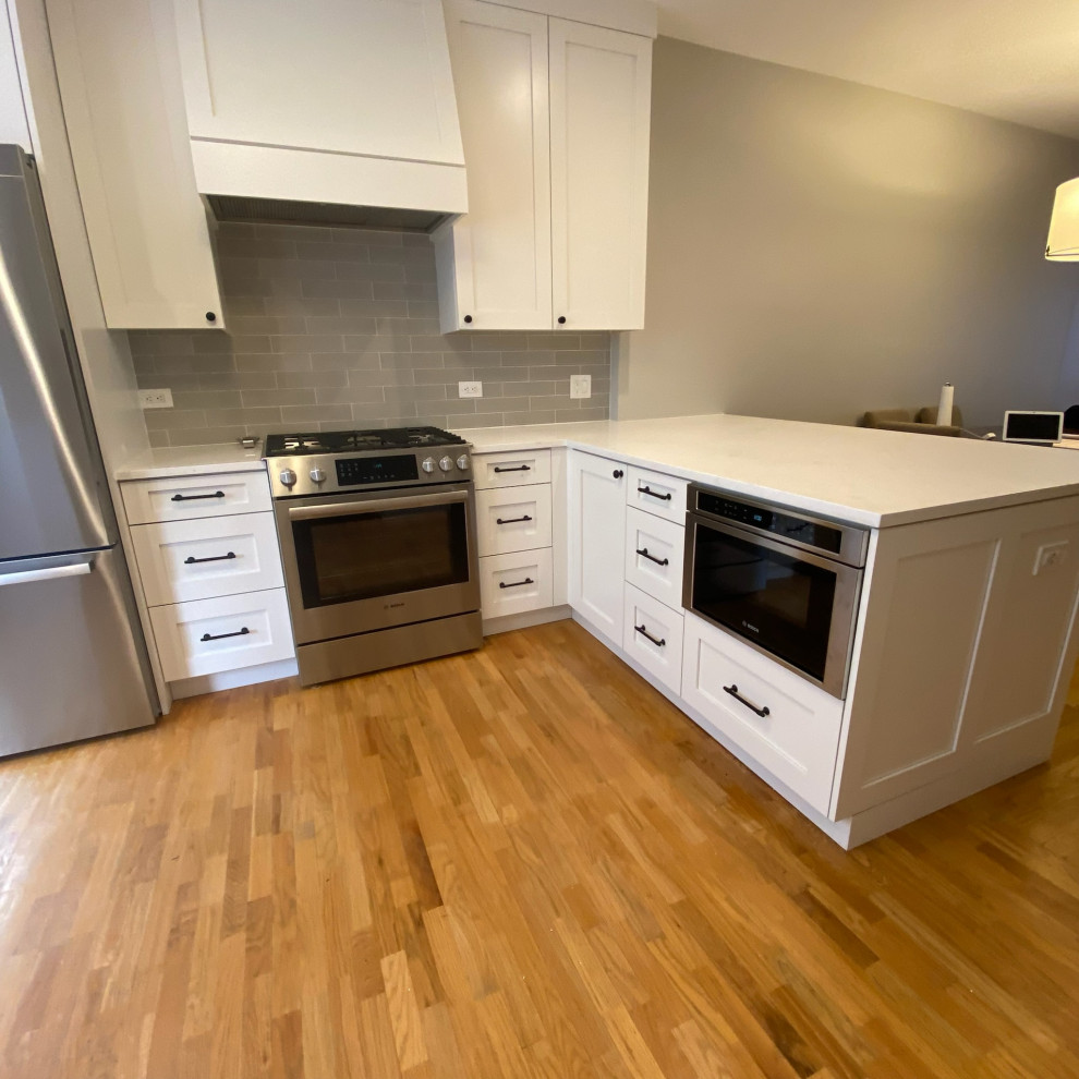 Transitional kitchen photo in Chicago