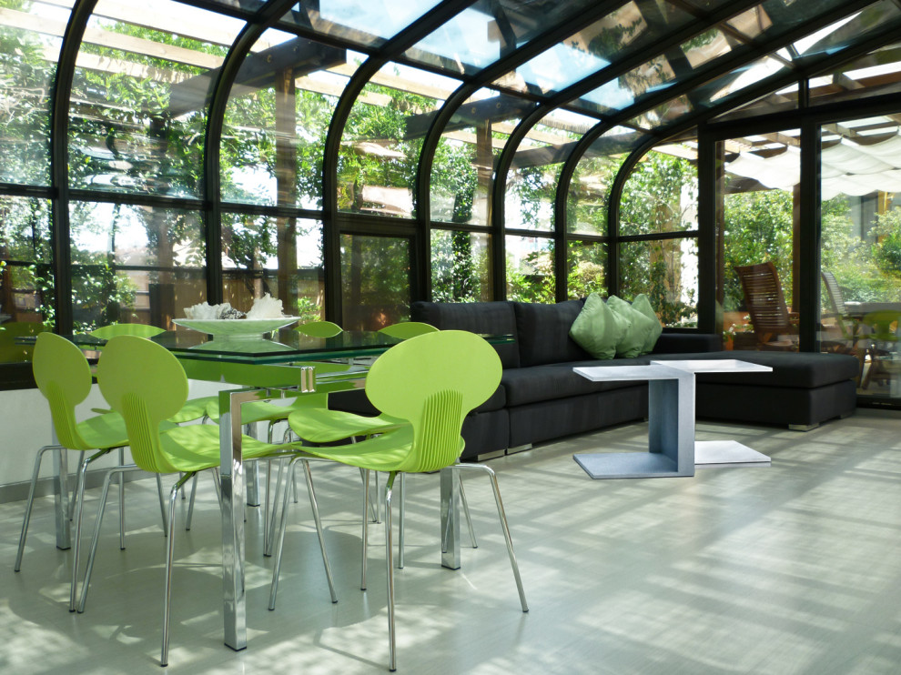 Idée de décoration pour une grande véranda design avec parquet clair, un plafond en verre et un sol blanc.