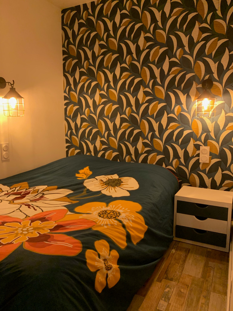 Kleines Modernes Schlafzimmer mit weißer Wandfarbe und Tapetenwänden in Bordeaux