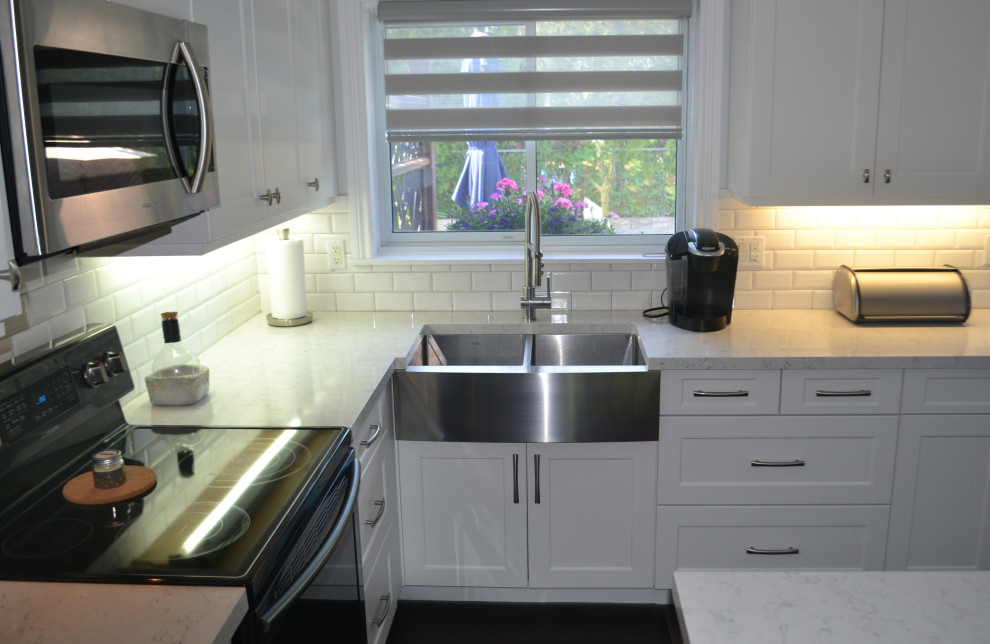 Example of a transitional kitchen design with an island