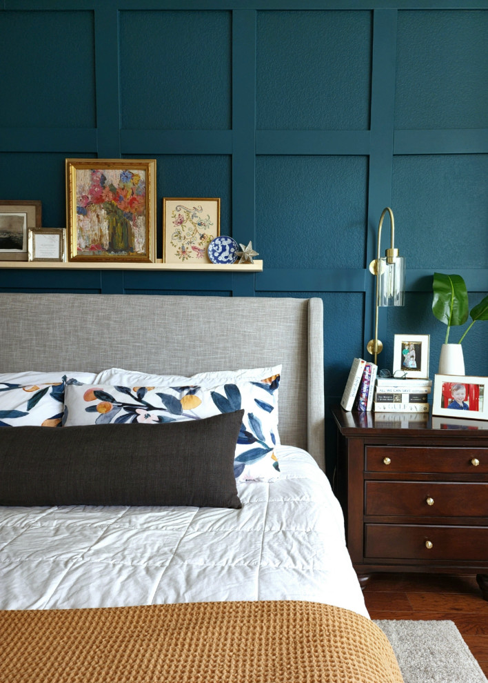 Foto di una camera matrimoniale classica di medie dimensioni con pareti blu, pavimento in legno massello medio e pavimento marrone