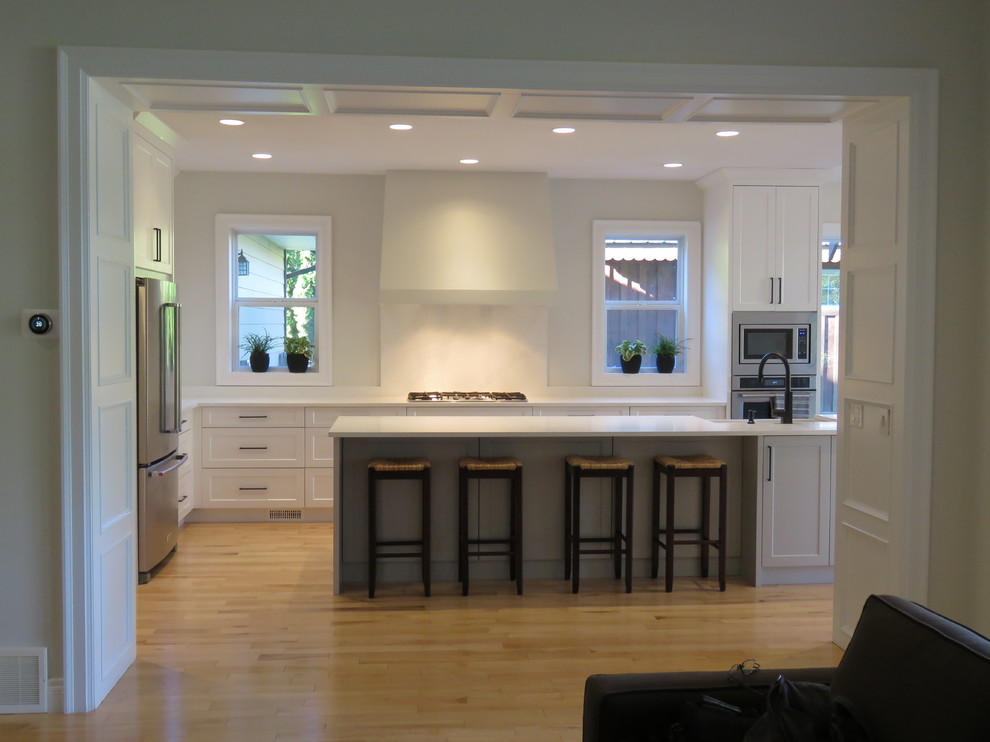 Transitional kitchen photo in Vancouver
