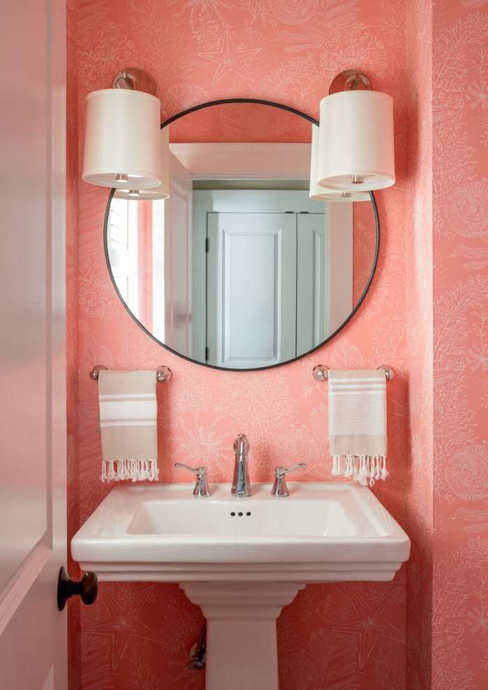 Стильный дизайн: маленький туалет в классическом стиле с розовой плиткой, розовыми стенами, раковиной с пьедесталом и напольной тумбой для на участке и в саду - последний тренд