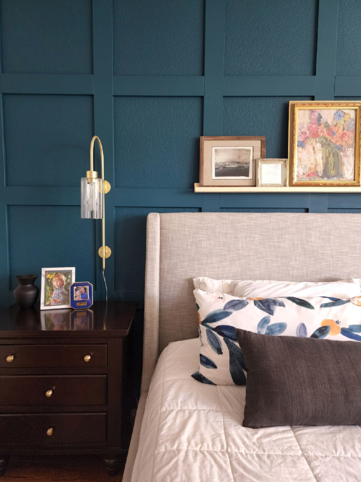 На фото: хозяйская спальня среднего размера в стиле неоклассика (современная классика) с синими стенами, паркетным полом среднего тона и коричневым полом с