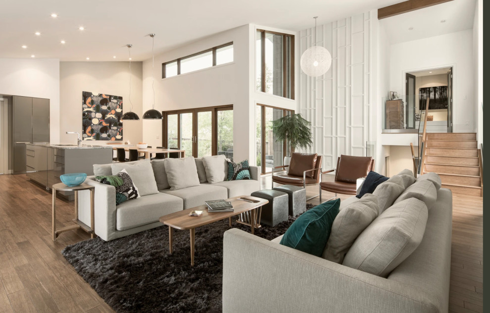Esempio di un soggiorno minimalista aperto con pareti bianche, parquet chiaro, pavimento beige, soffitto a volta e pannellatura