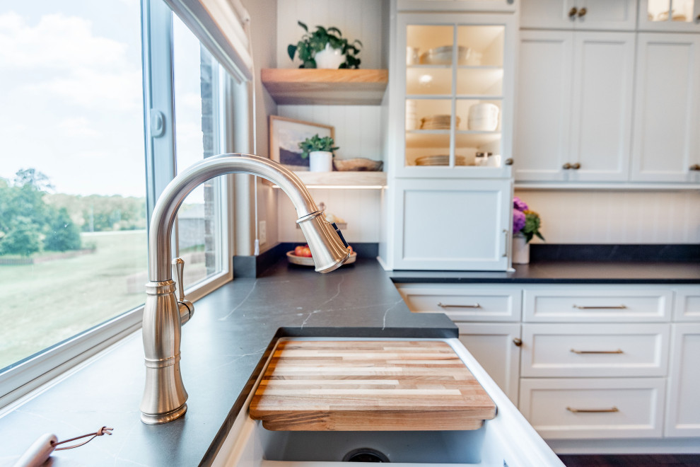 Kitchen - transitional kitchen idea