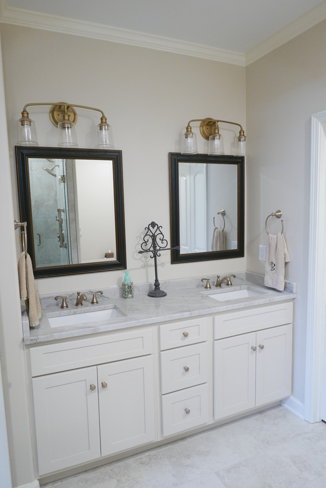 Design ideas for a mid-sized transitional master bathroom in Other with shaker cabinets, beige cabinets, an alcove shower, a one-piece toilet, beige tile, porcelain tile, brown walls, porcelain floors, an undermount sink, quartzite benchtops, beige floor, a hinged shower door and beige benchtops.