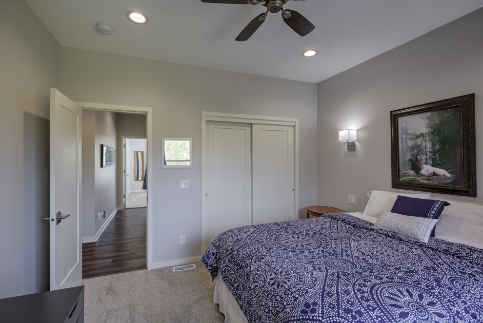 This is an example of a modern bedroom in Omaha.