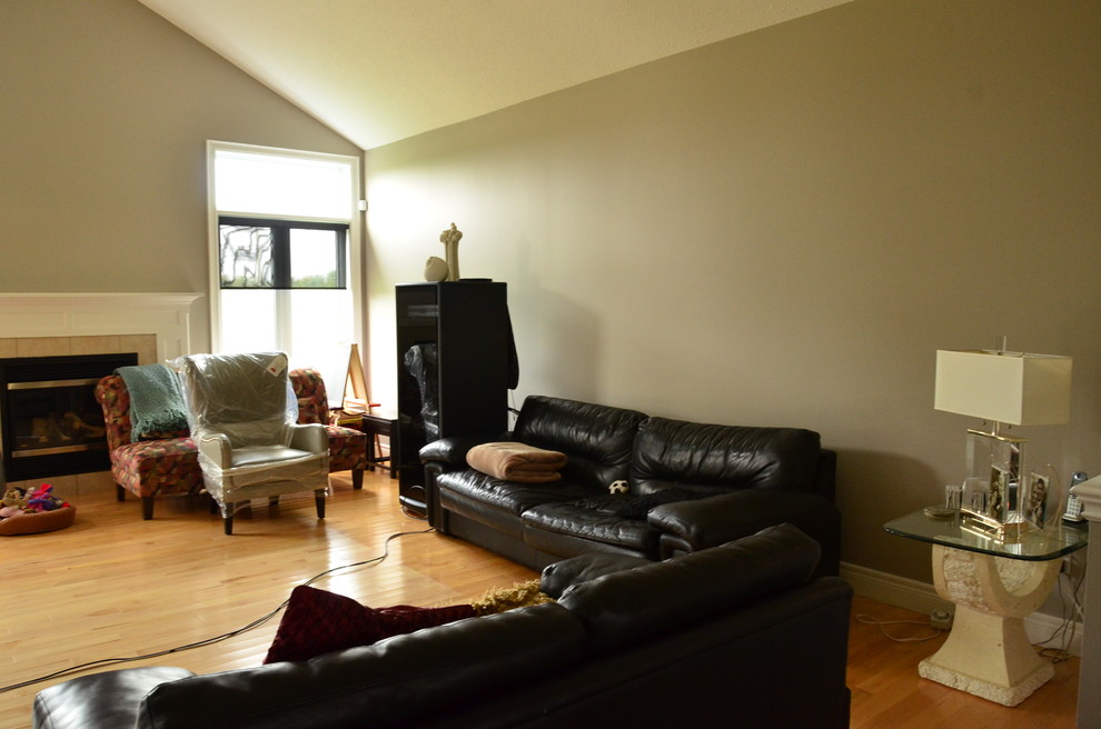 Inspiration for a transitional home design remodel in Toronto