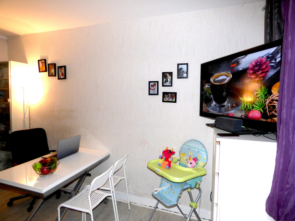 Foto de salón abierto minimalista de tamaño medio con paredes beige y suelo de madera clara