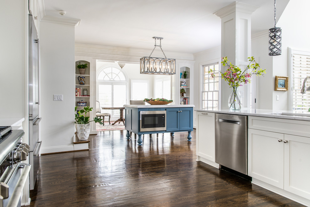 Eat-in kitchen - large transitional dark wood floor and brown floor eat-in kitchen idea in Nashville with an undermount sink, shaker cabinets, white cabinets, quartz countertops, multicolored backsplash, ceramic backsplash, stainless steel appliances, an island and white countertops