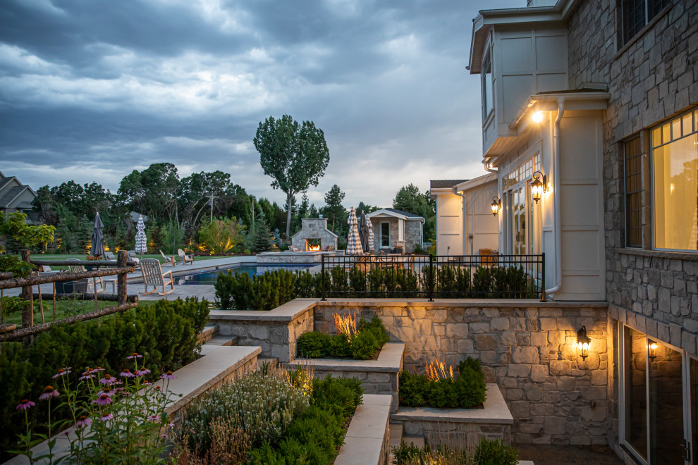 Foto di un ampio giardino chic dietro casa con scale e pavimentazioni in pietra naturale