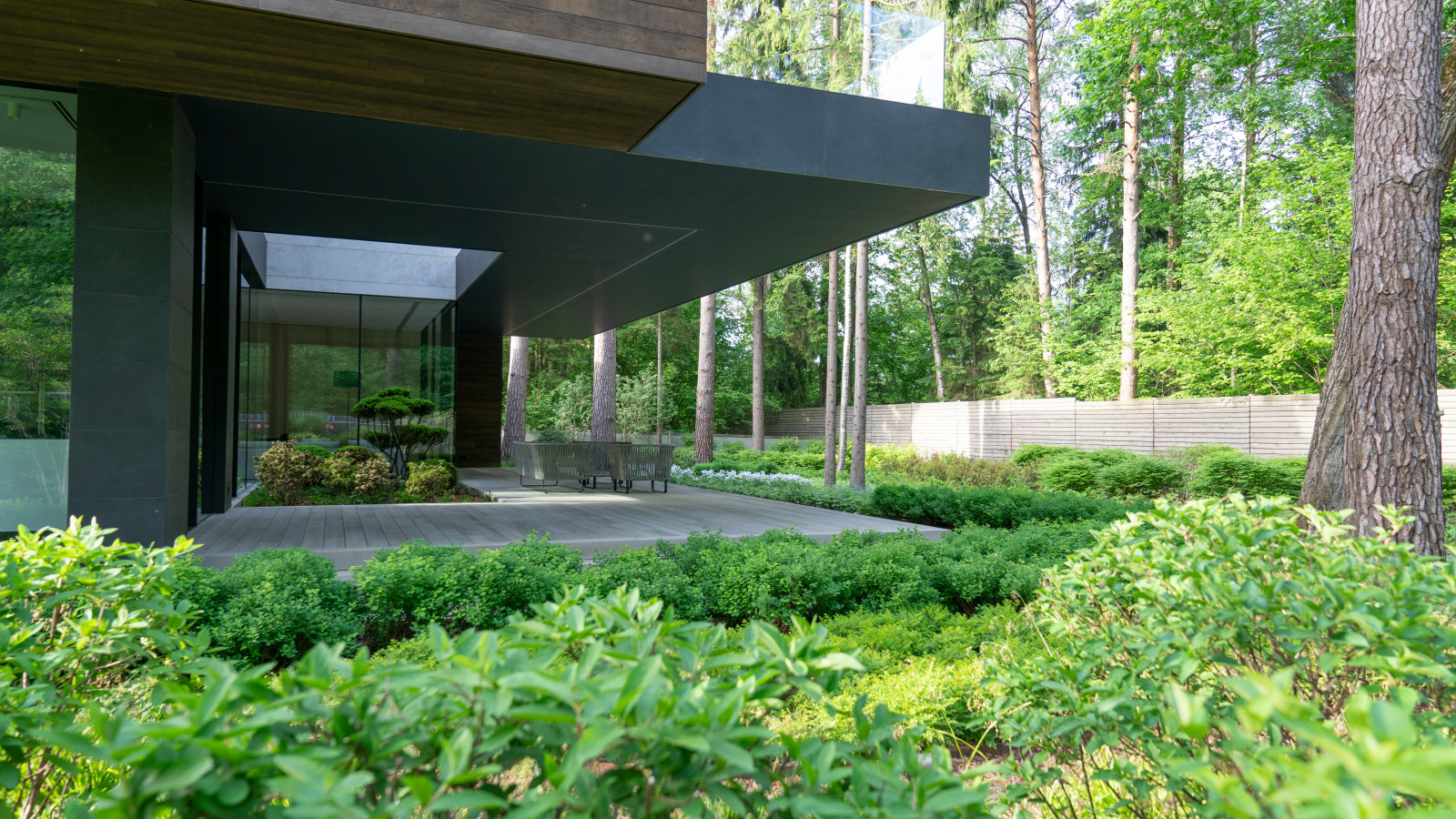 В гармонии с лесом. Модернистский сад. КП Новоуспенский 2020 г