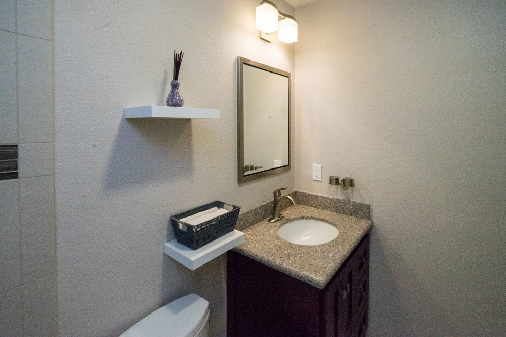 Cette photo montre une petite salle de bain principale moderne avec une baignoire posée, un combiné douche/baignoire et meuble-lavabo encastré.
