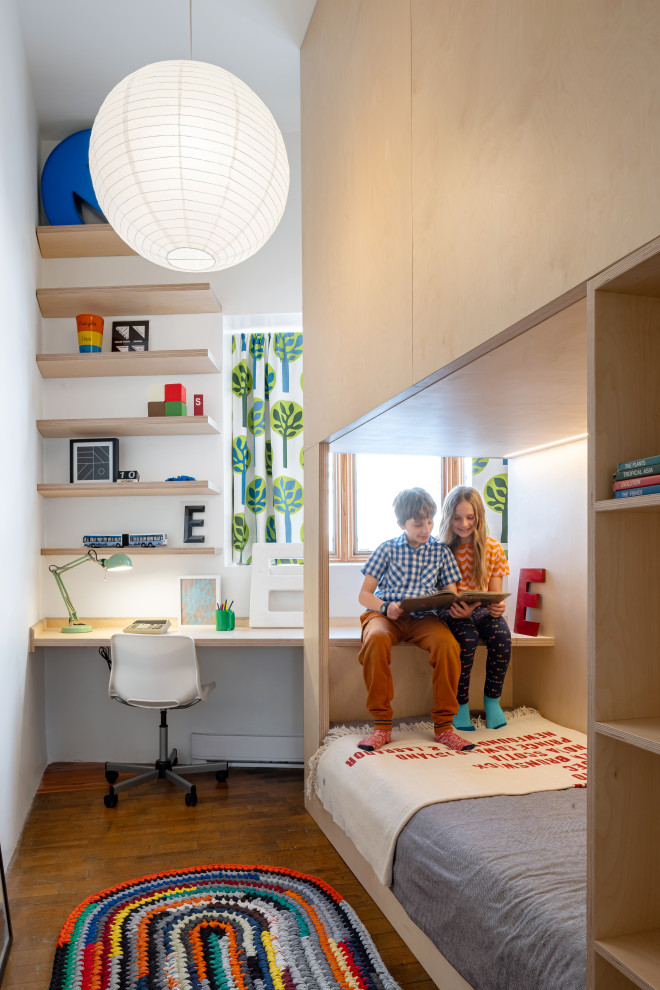 На фото: нейтральная детская среднего размера в стиле модернизм с спальным местом, коричневым полом, белыми стенами и темным паркетным полом для ребенка от 4 до 10 лет