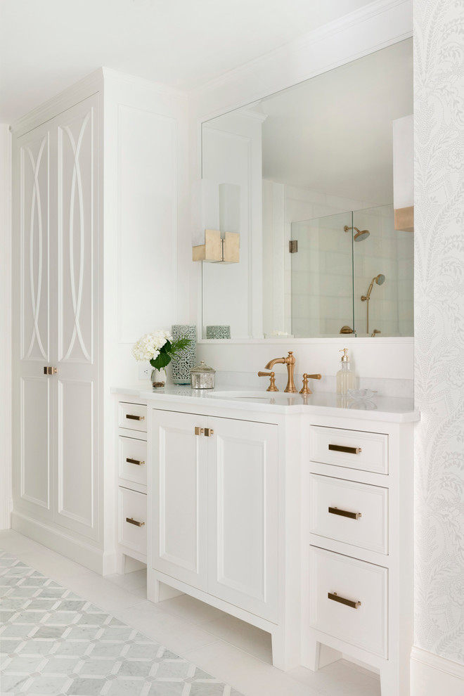 Foto de cuarto de baño único y a medida clásico con paredes blancas, suelo de travertino, lavabo bajoencimera, suelo gris, ducha con puerta con bisagras y encimeras blancas