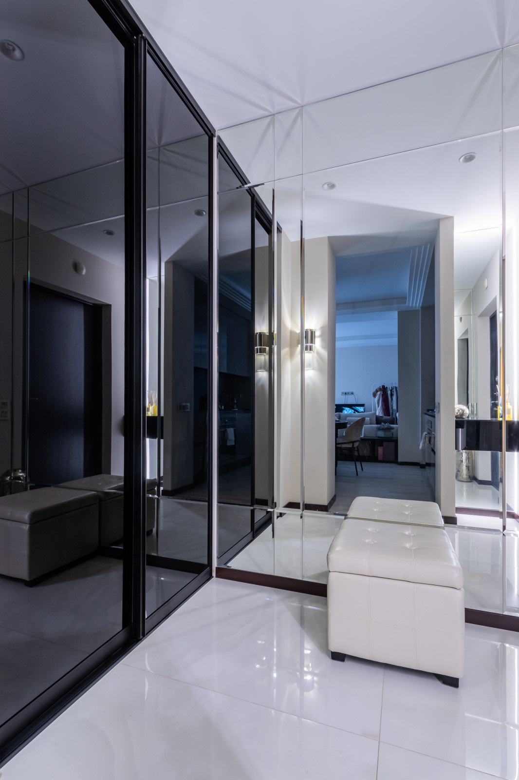 Шкаф-купе для прихожей и подвесной ящик