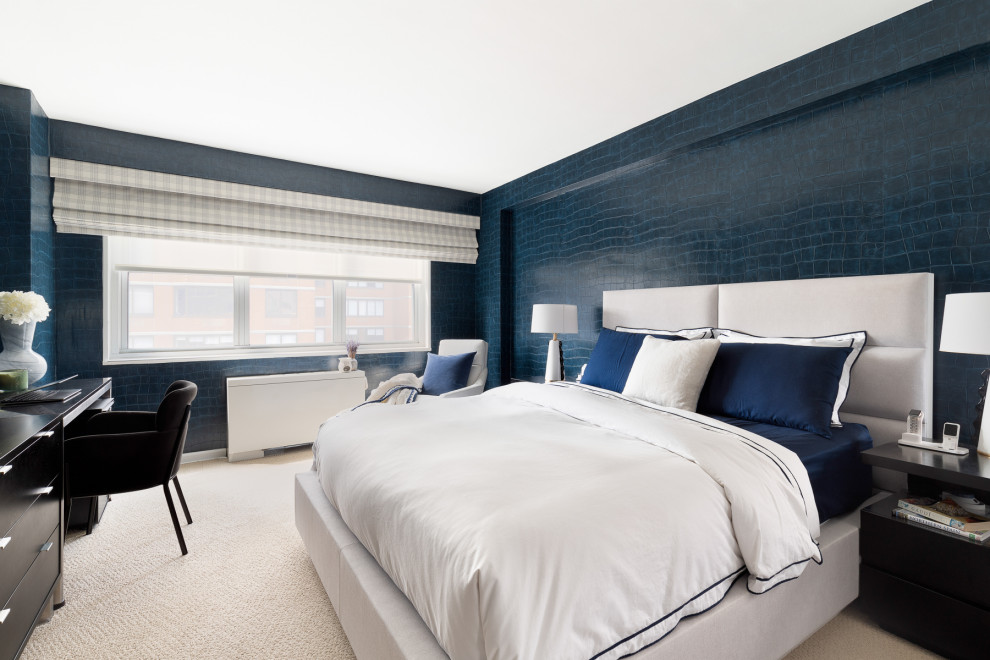 На фото: большая хозяйская спальня в современном стиле с синими стенами, ковровым покрытием, бежевым полом и обоями на стенах