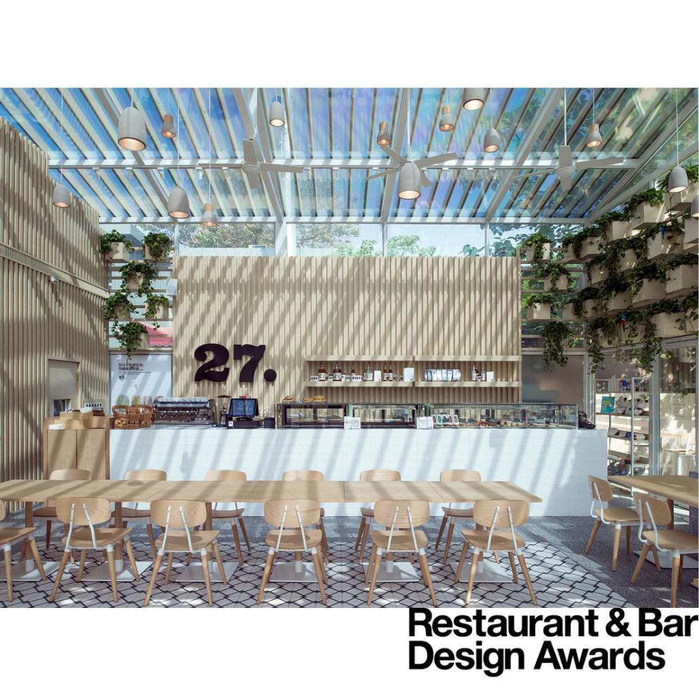Inspiration pour une salle à manger design en bois de taille moyenne avec une banquette d'angle, un mur beige, sol en béton ciré, un sol gris et un plafond voûté.