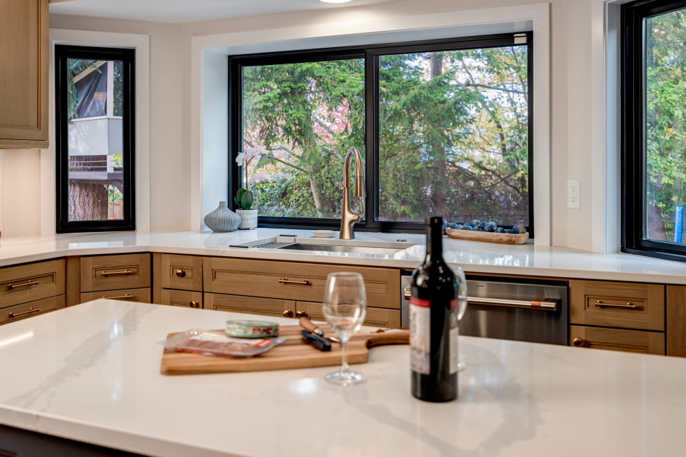 Kitchen - transitional kitchen idea in Seattle