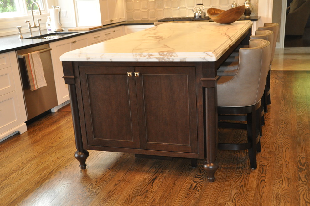 Transitional kitchen photo in Chicago