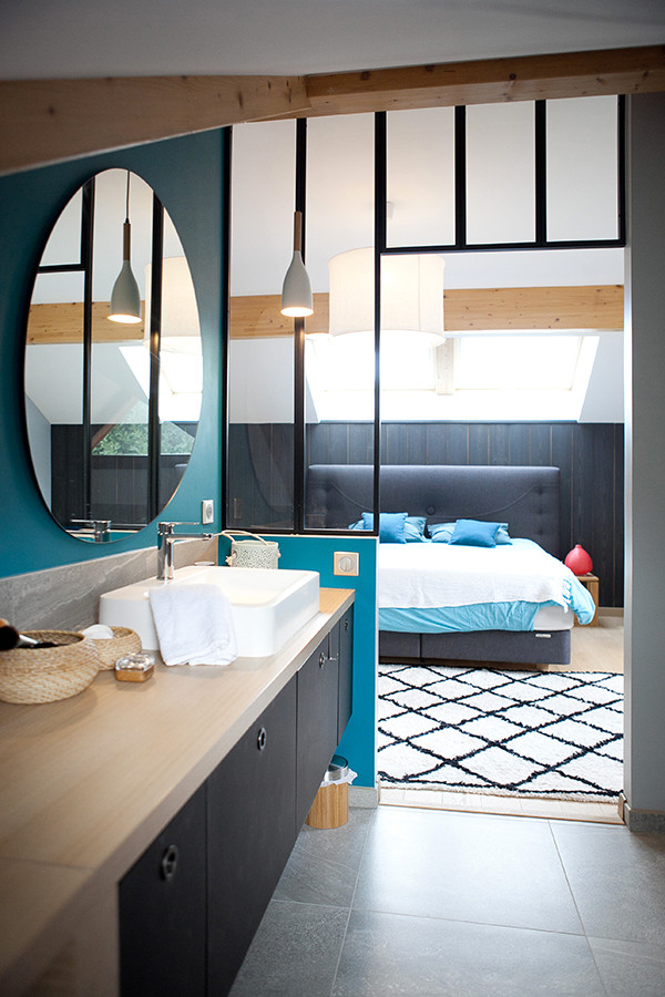 Cette photo montre une salle de bain tendance.