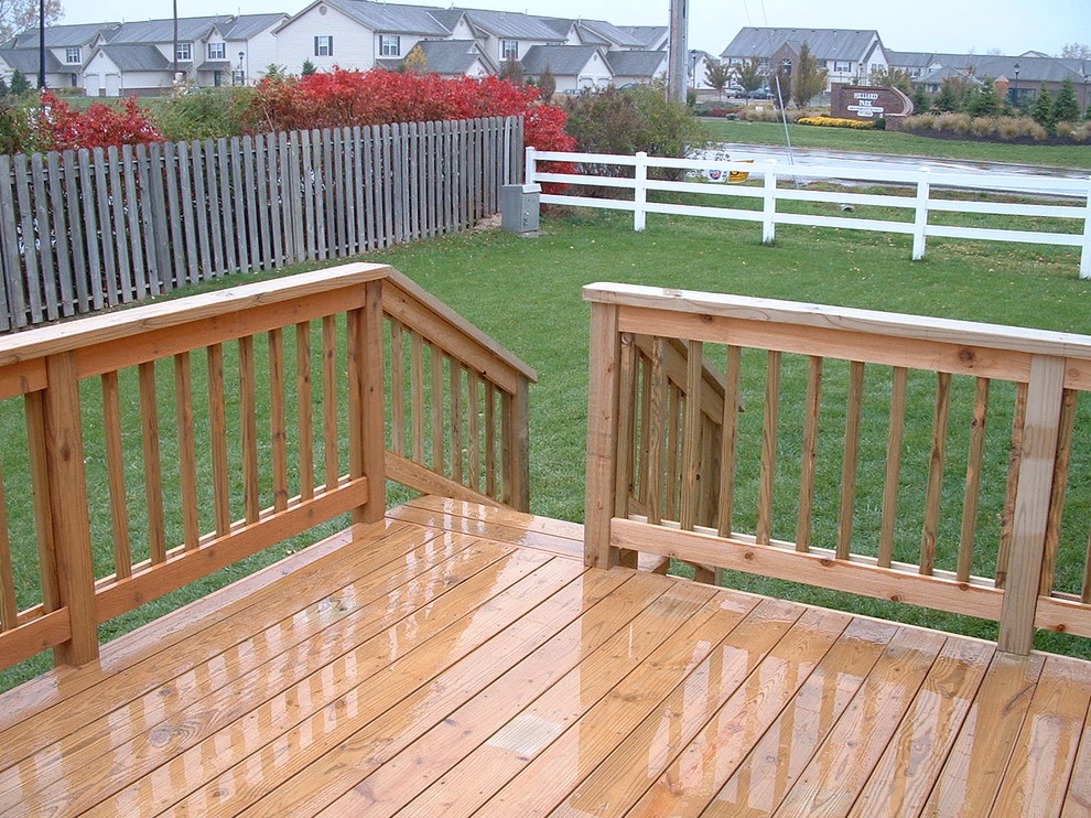 Inspiration for a modern deck in Columbus.