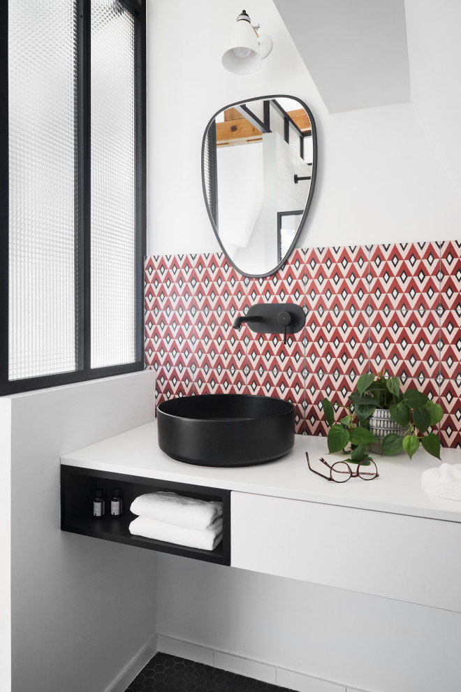 Idée de décoration pour une salle de bain design avec un carrelage rose, des carreaux de béton, un mur blanc, un lavabo posé, un plan de toilette en stratifié, un sol noir, un plan de toilette blanc et meuble double vasque.