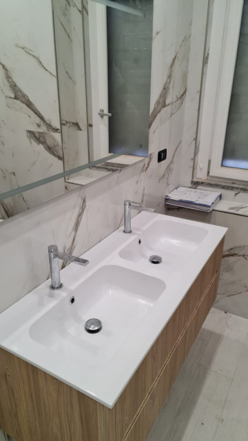 Effetto legno + marmo moderne-lille-badevaerelse
