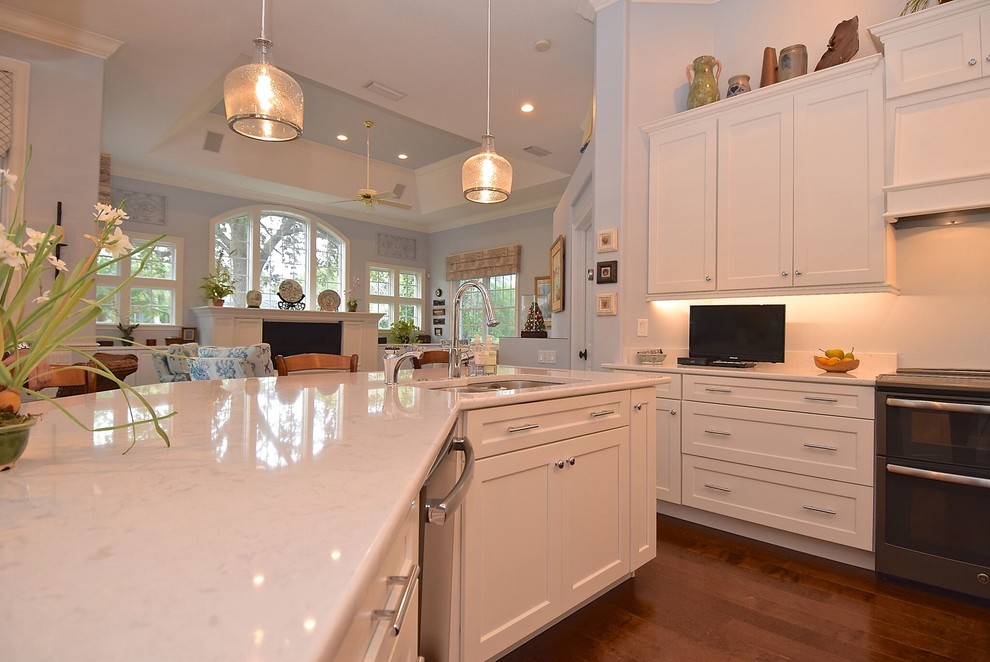Transitional kitchen photo in Tampa