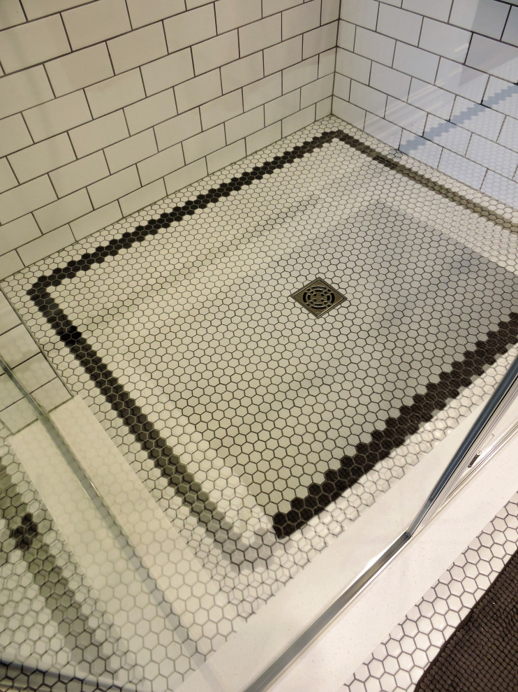 Идея дизайна: маленькая главная ванная комната в стиле кантри с фасадами с утопленной филенкой, черными фасадами, отдельно стоящей ванной, душем в нише, раздельным унитазом, черно-белой плиткой, керамической плиткой, серыми стенами, полом из керамической плитки, врезной раковиной, столешницей из кварцита, белым полом, душем с распашными дверями, белой столешницей, сиденьем для душа, тумбой под одну раковину, встроенной тумбой и панелями на стенах для на участке и в саду