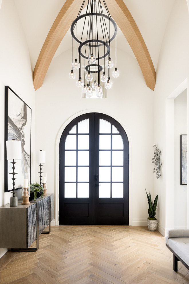 Immagine di un ingresso tradizionale di medie dimensioni con pareti bianche, parquet chiaro, una porta a due ante, una porta nera, pavimento beige, travi a vista e carta da parati
