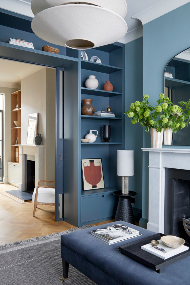 Exemple d'un salon tendance de taille moyenne avec un mur bleu, une cheminée standard et un manteau de cheminée en pierre.