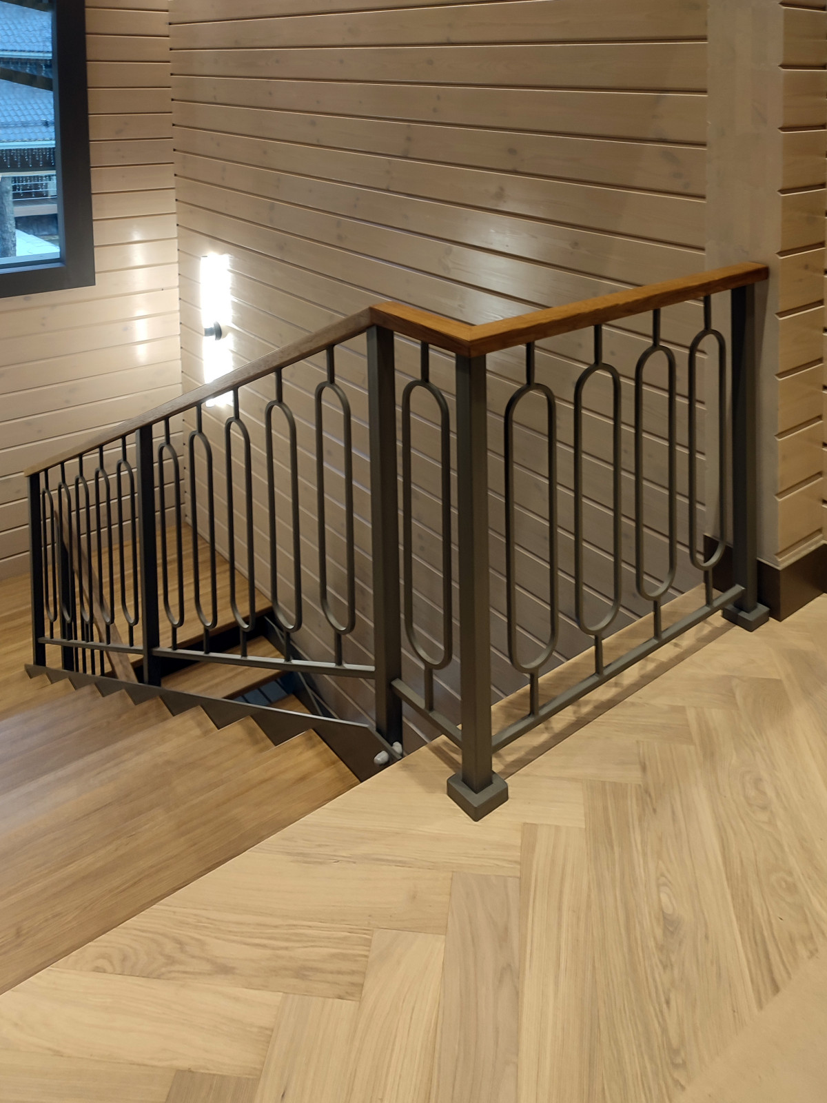 Лестница открытого типа с дубовыми ступенями