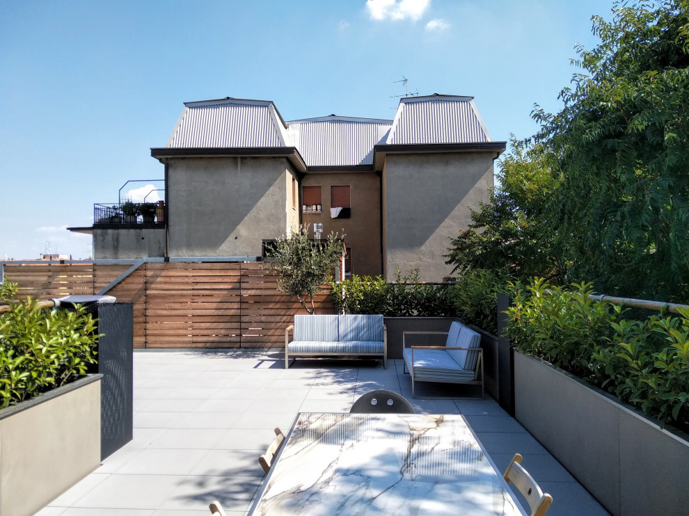 Ejemplo de terraza moderna en azotea con jardín de macetas y barandilla de varios materiales