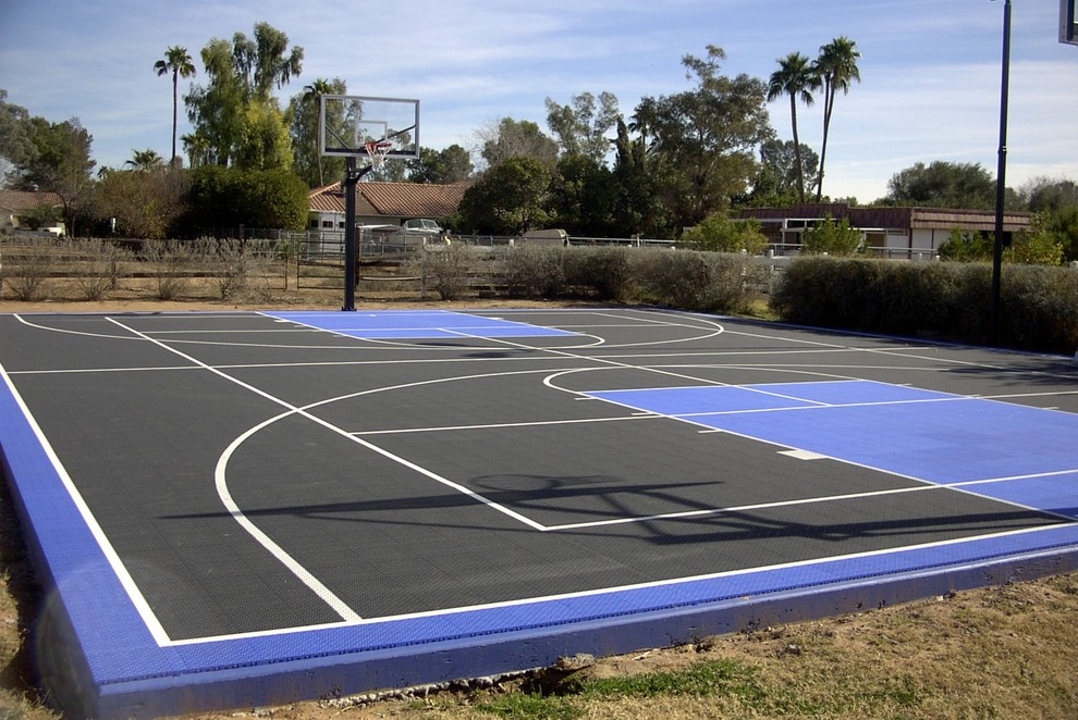 Large traditional backyard partial sun outdoor sport court in San Francisco for summer.