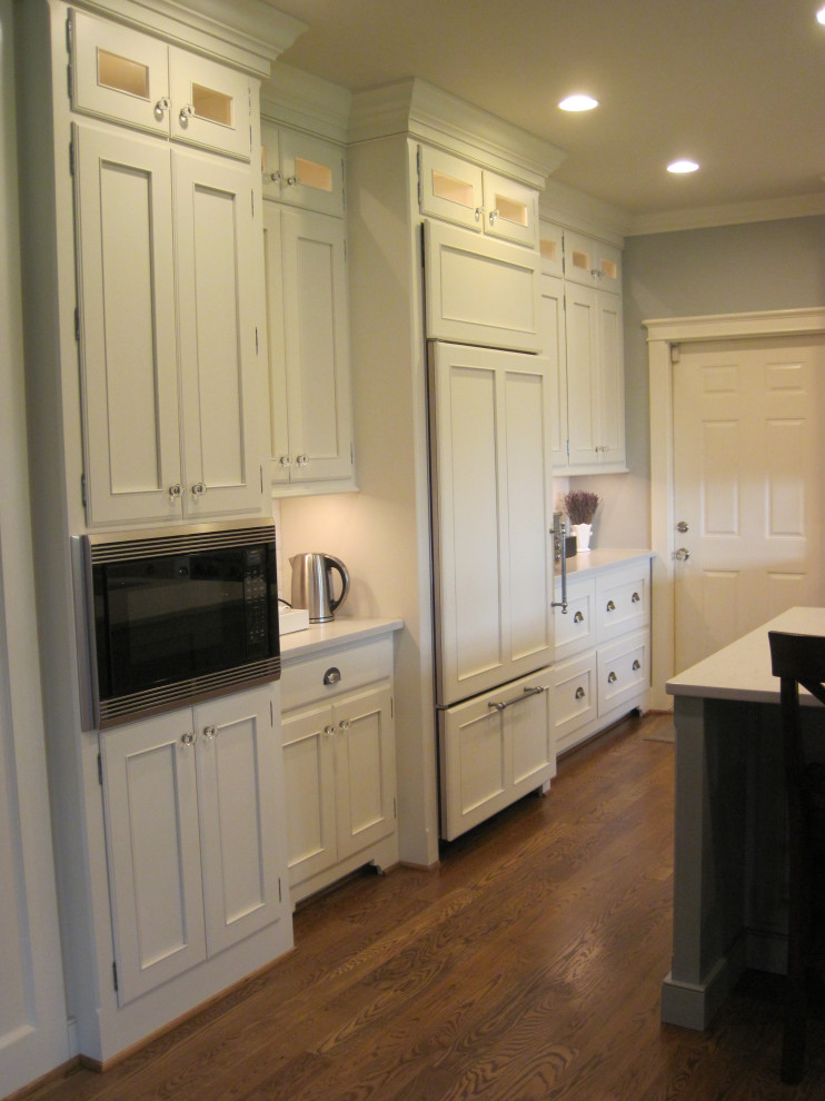 Eat-in kitchen - large transitional u-shaped medium tone wood floor eat-in kitchen idea in DC Metro with an undermount sink, shaker cabinets, green cabinets, quartz countertops, subway tile backsplash, stainless steel appliances, an island and white countertops