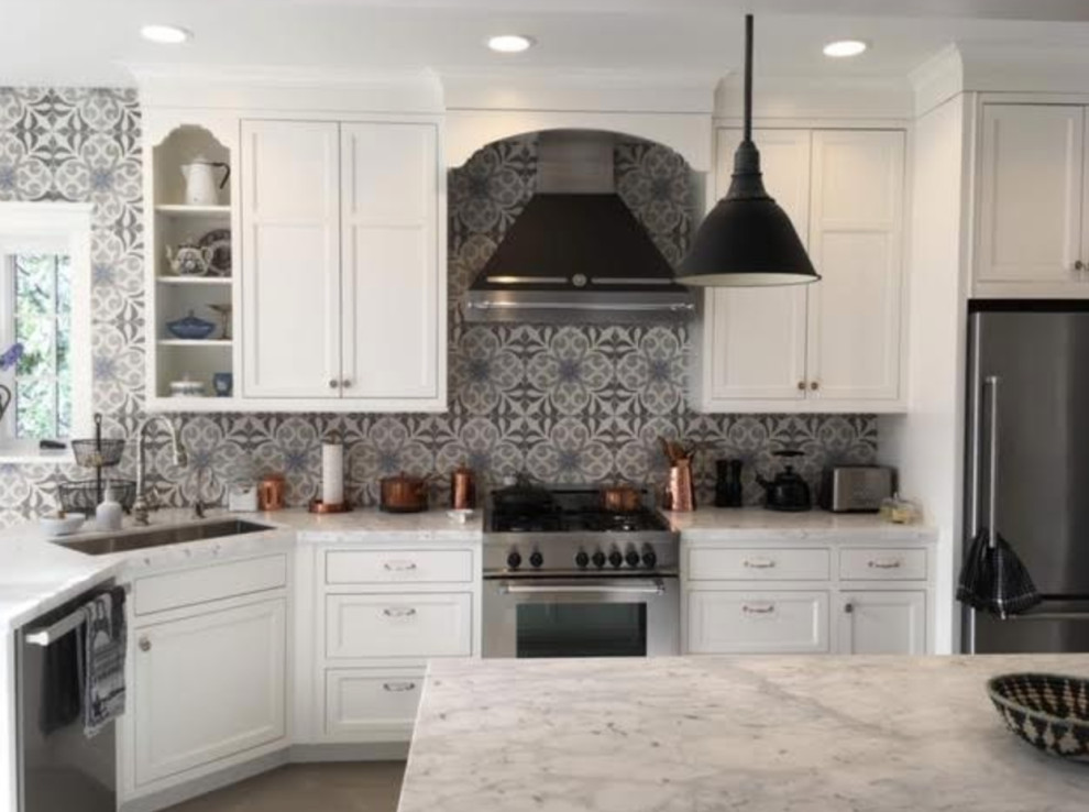 Kitchen - kitchen idea in Chicago