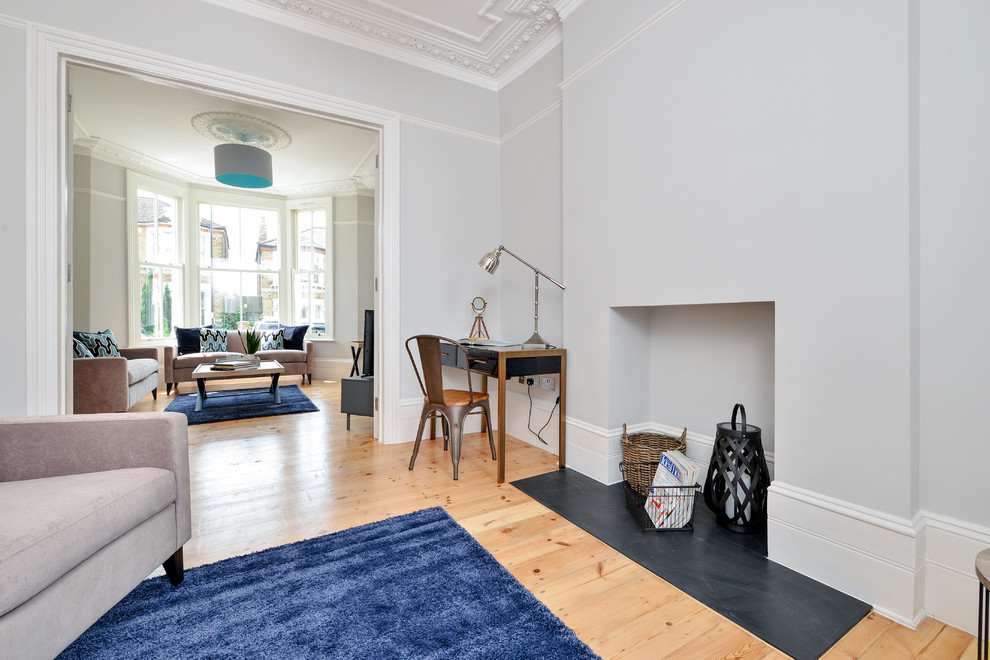 Идея дизайна: маленькая парадная, изолированная, серо-белая гостиная комната в стиле модернизм с серыми стенами без камина для на участке и в саду