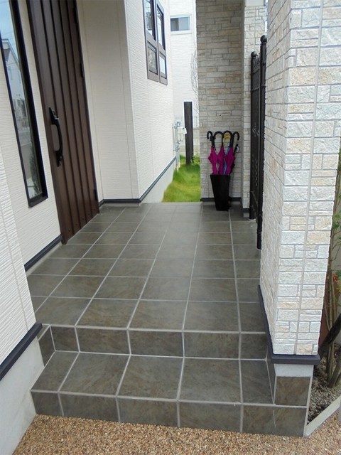 タイル 300角 玄関床 屋外用 リベロ ディープブルー 03 Moderno Entrada Fukuoka De グッド タイルショップ Houzz