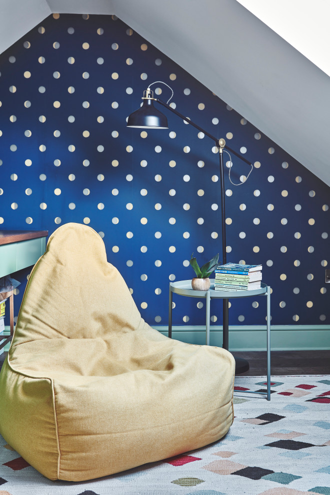 Ispirazione per un soggiorno minimal stile loft con sala giochi, pareti blu, parquet scuro, TV a parete e carta da parati