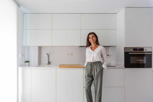 Una cocina alegre y luminosa con muebles blancos - Antes y depués