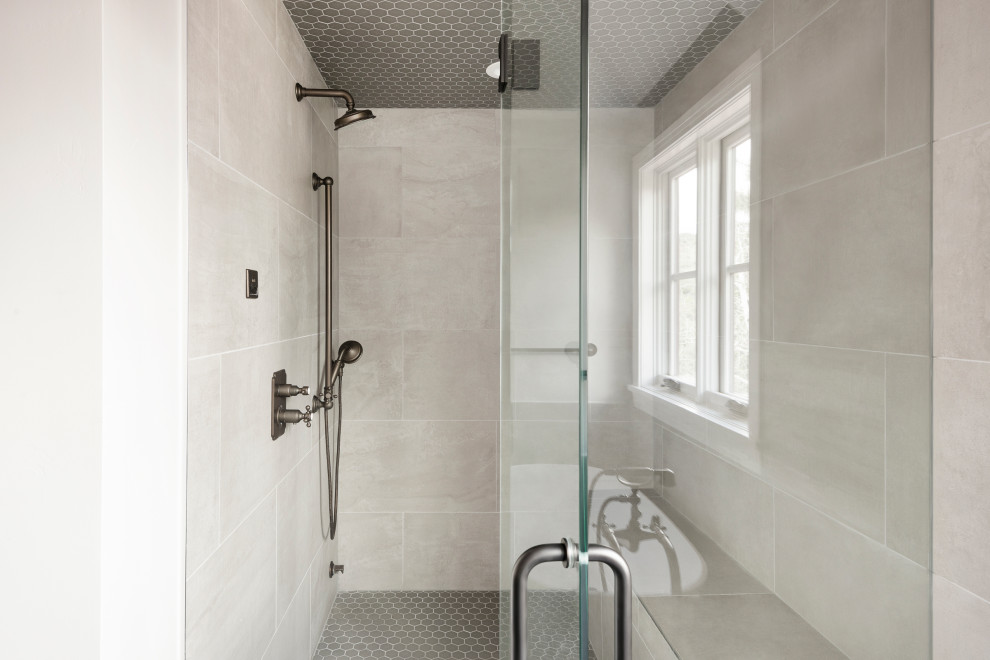 Идея дизайна: большая ванная комната в современном стиле