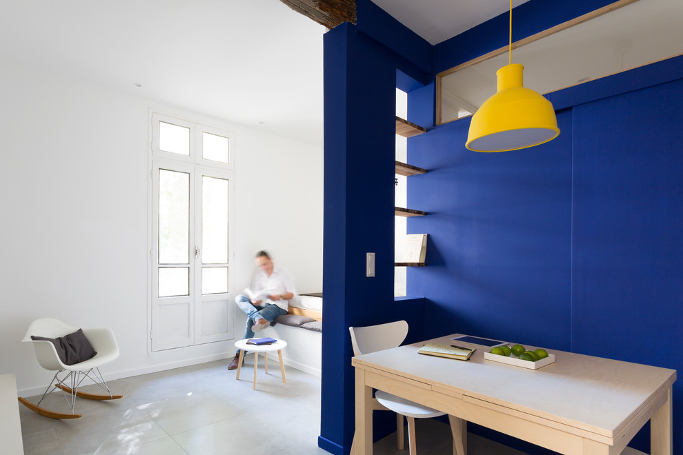 Small contemporary open concept family room in Montpellier with blue walls.