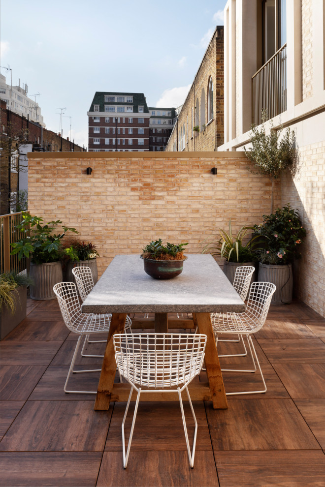 Photo of a transitional deck in London with no cover.