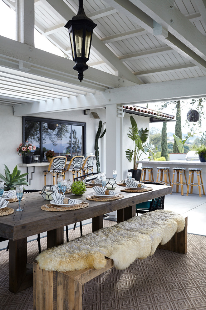Inspiration for a mid-sized contemporary backyard patio in Los Angeles with an outdoor kitchen and a roof extension.