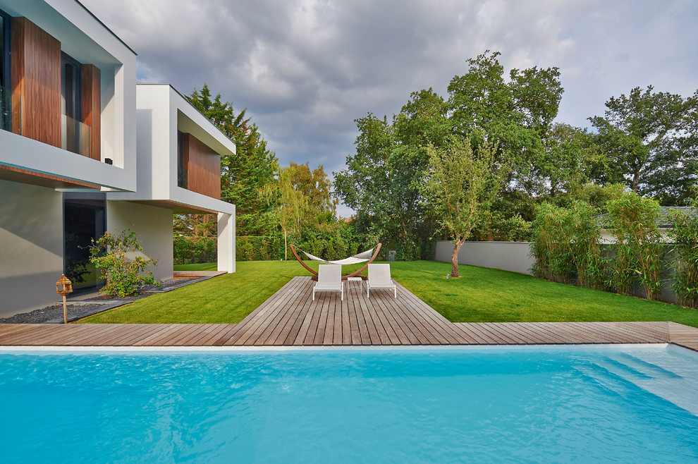 This is an example of a contemporary pool in Bordeaux.