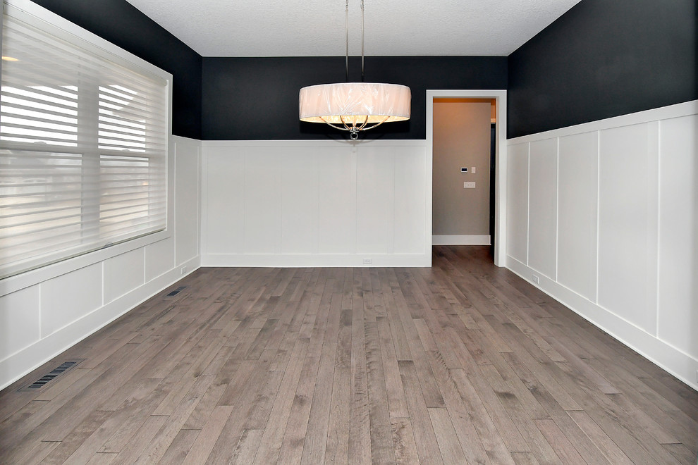 Example of a transitional home design design in Minneapolis
