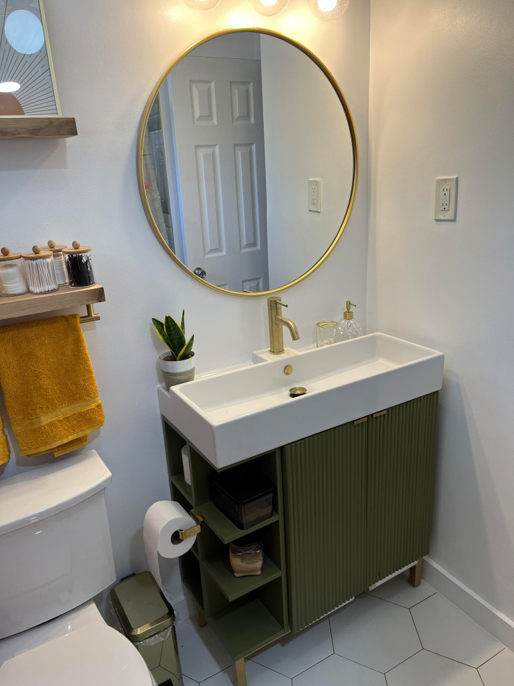 Immagine di una stanza da bagno moderna con ante in stile shaker, ante verdi, pareti bianche, pavimento con piastrelle in ceramica, lavabo rettangolare, pavimento bianco, top bianco, un lavabo e mobile bagno freestanding